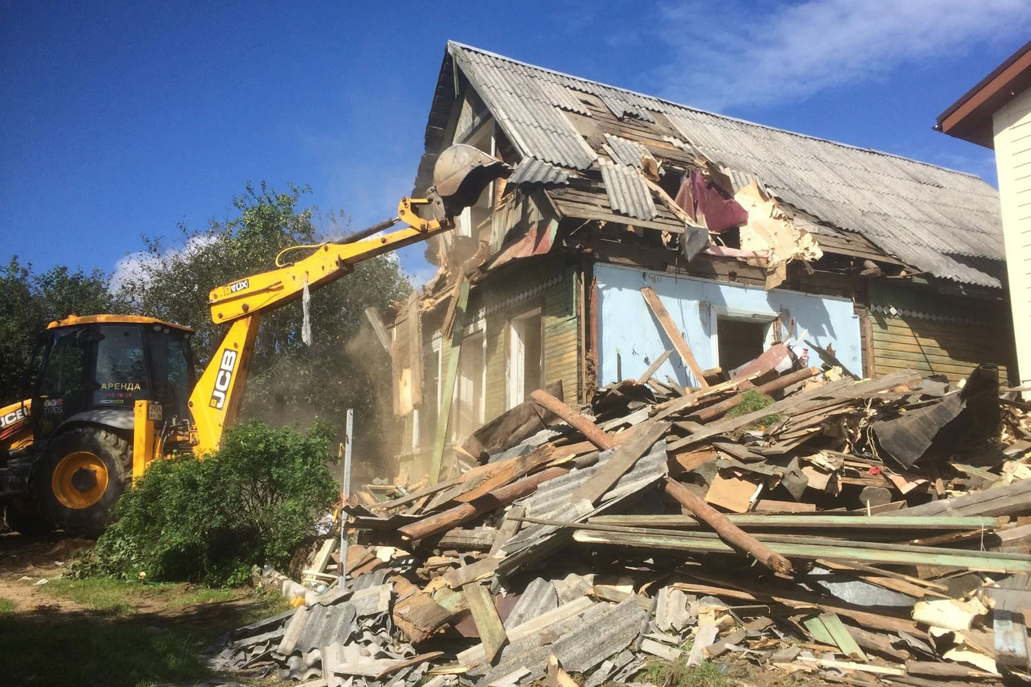 Демонтаж деревянных домов с утилизацией